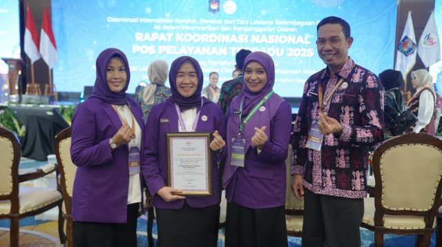 Hesti Haris menerima penghargaan peringkat dua nasional lomba TP Posyandu tingkat nasional 2025