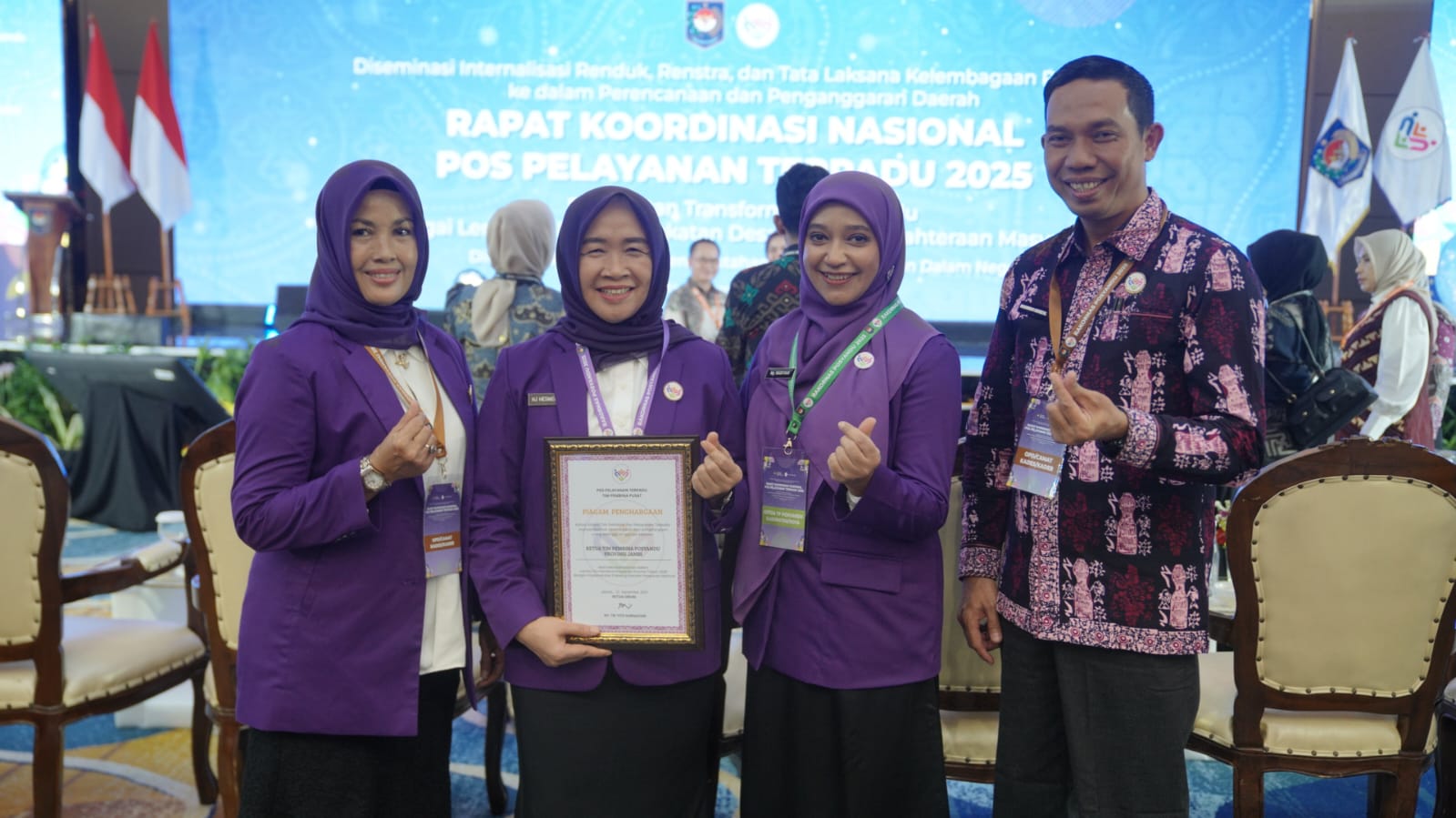 Hesti Haris menerima penghargaan peringkat dua nasional lomba TP Posyandu tingkat nasional 2025