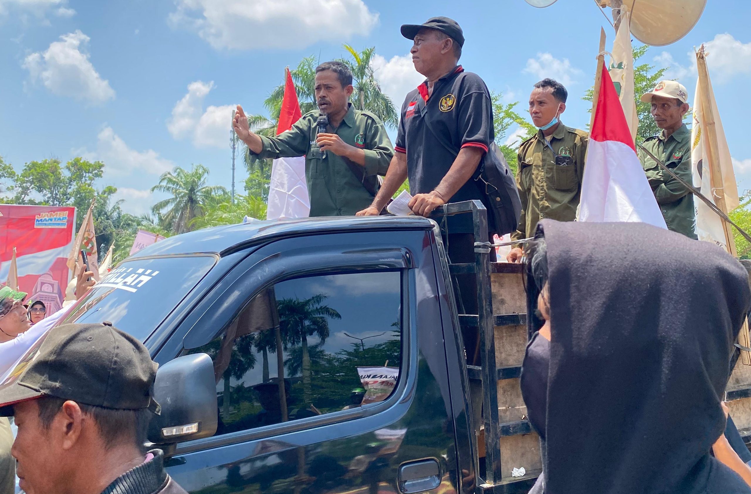 Ratusan aksi massa demo di Kantor Gubernur Jambi