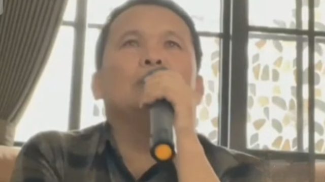 Anggota DPRD Provinsi Jambi, Edminuddin bernyanyi pasca aksi massa demo