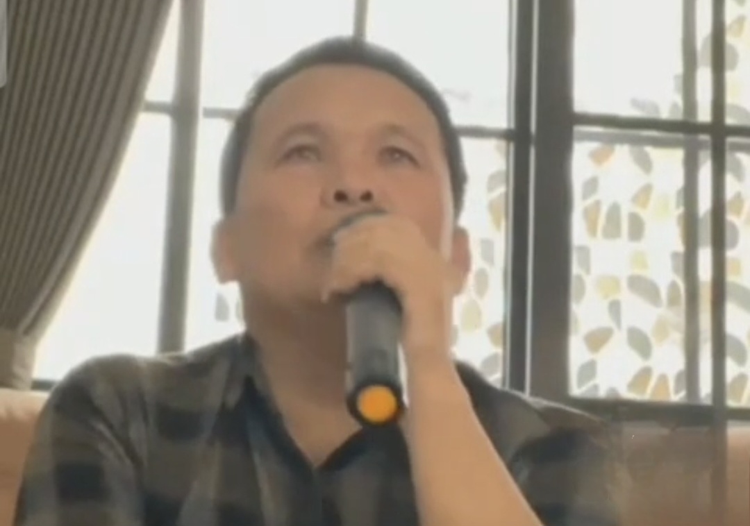 Anggota DPRD Provinsi Jambi, Edminuddin bernyanyi pasca aksi massa demo
