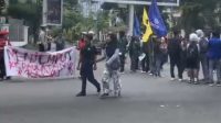 Momen unik mahasiswa di Jambi dijemput paksa orang tua saat melakukan demo