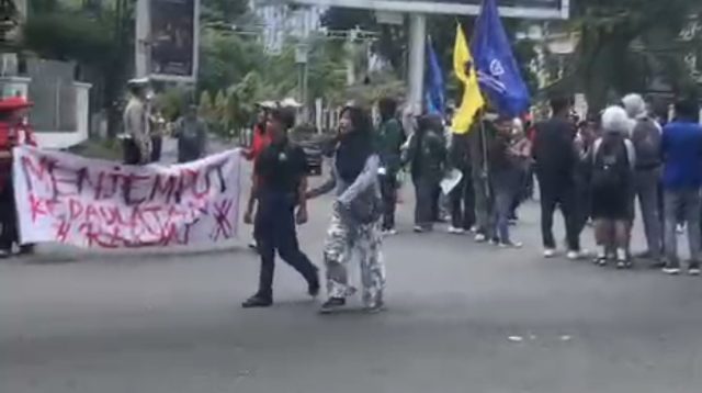 Momen unik mahasiswa di Jambi dijemput paksa orang tua saat melakukan demo