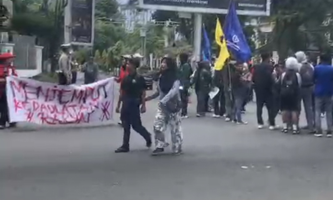 Momen unik mahasiswa di Jambi dijemput paksa orang tua saat melakukan demo