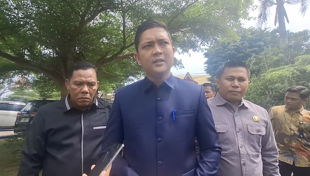 Ketua DPRD Provinsi Jambi, M Hafiz Fattah (tengah)