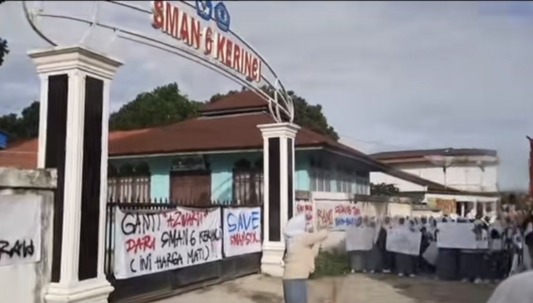 Siswa demo di SMA N 6 Kerinci