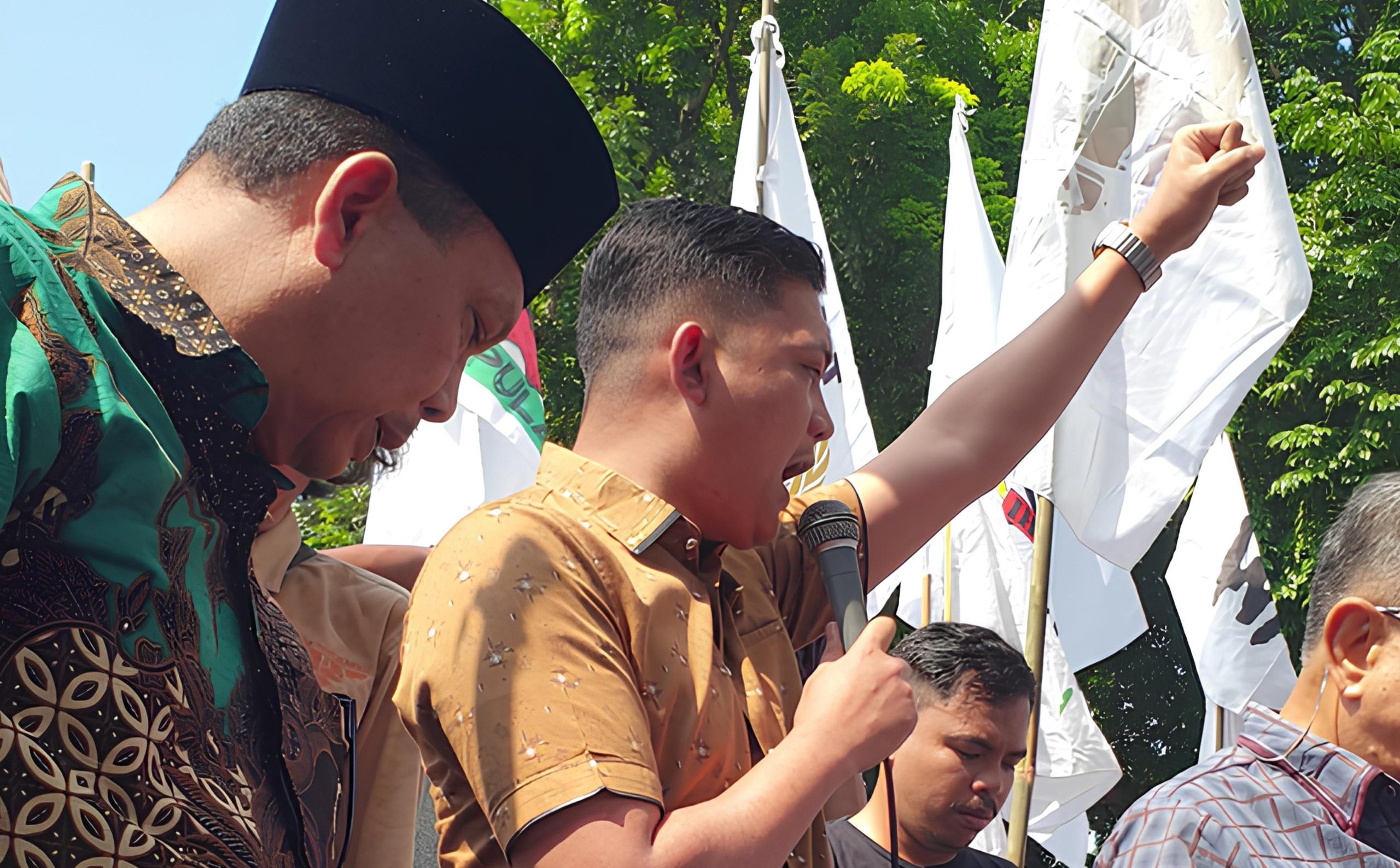 Ketua DPRD Provinsi Jambi, M Hafiz Fattah sambut aksi massa terkait reforma agraria dan konflik lahan