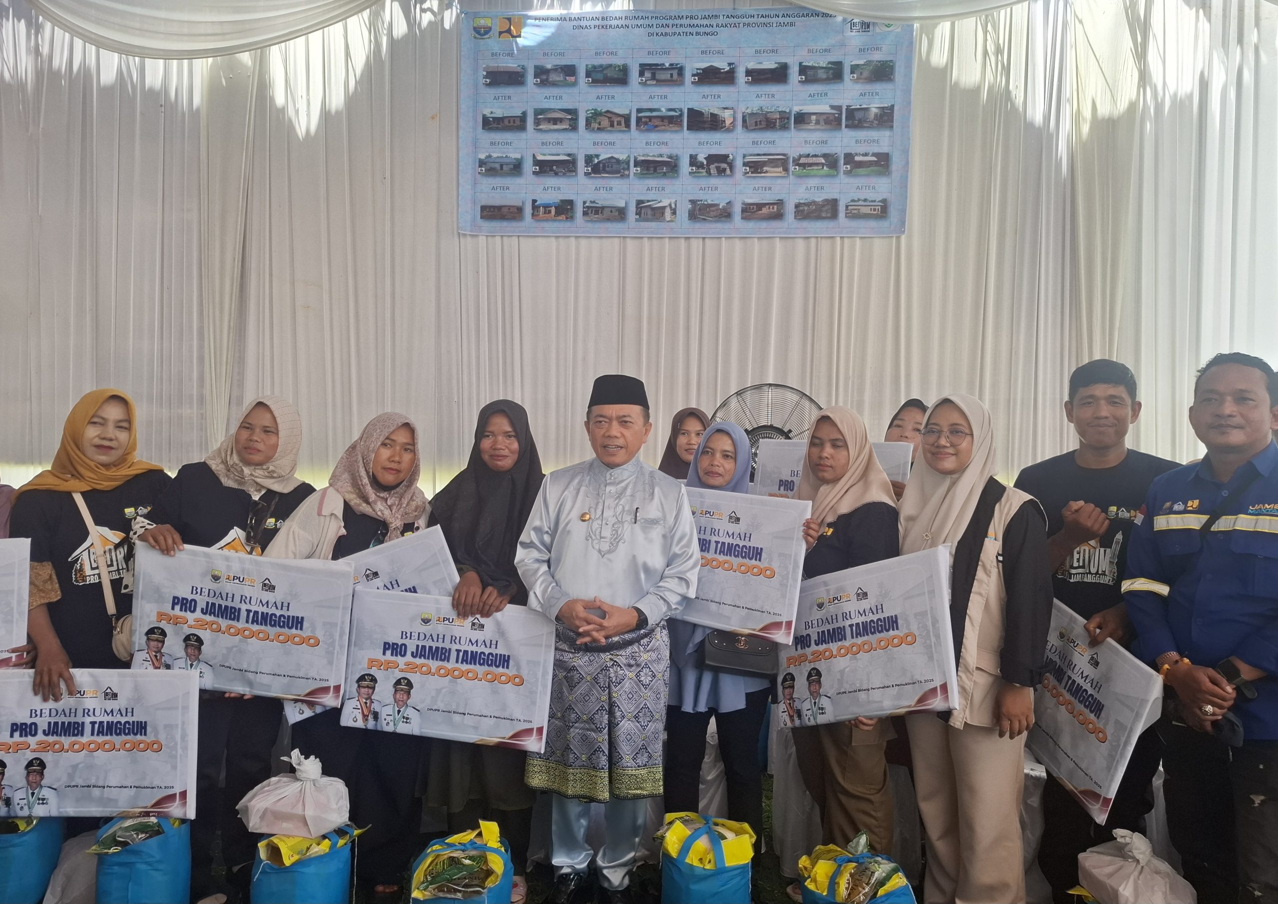Gubernur Jambi, Al Haris serahkan bantuan bedah rumah lewat program Pro Jambi Tangguh