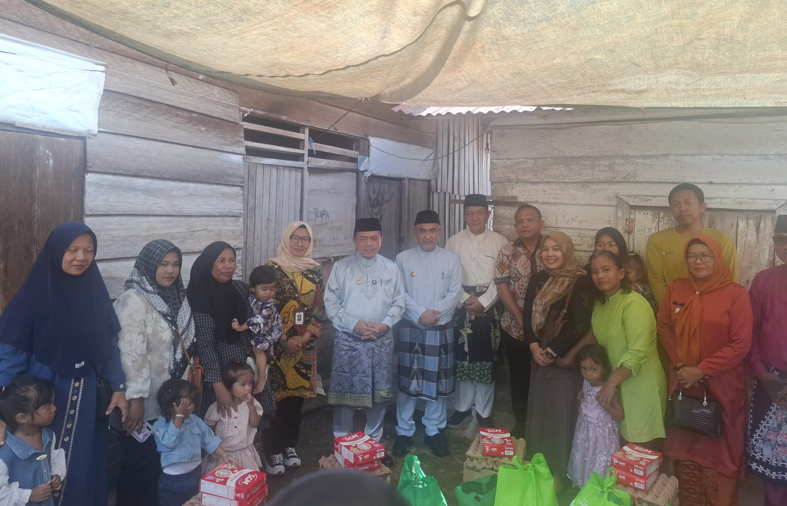 Gubernur Jambi, Al Haris turun langsung memberikan bantuan kepada penderita stunting di Kabupaten Bungo