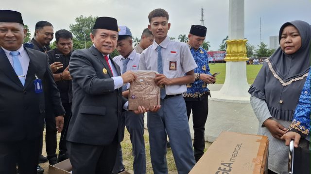 20251028_082823 Gubernur Jambi Al Haris serahkan program Dumisake Pendidikan berupa perlengkapan sekolah kepada siswa di Kota Jambi