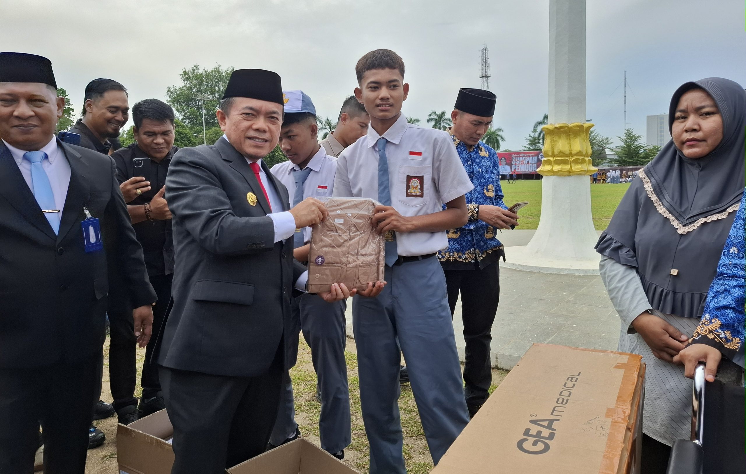 20251028_082823 Gubernur Jambi Al Haris serahkan program Dumisake Pendidikan berupa perlengkapan sekolah kepada siswa di Kota Jambi
