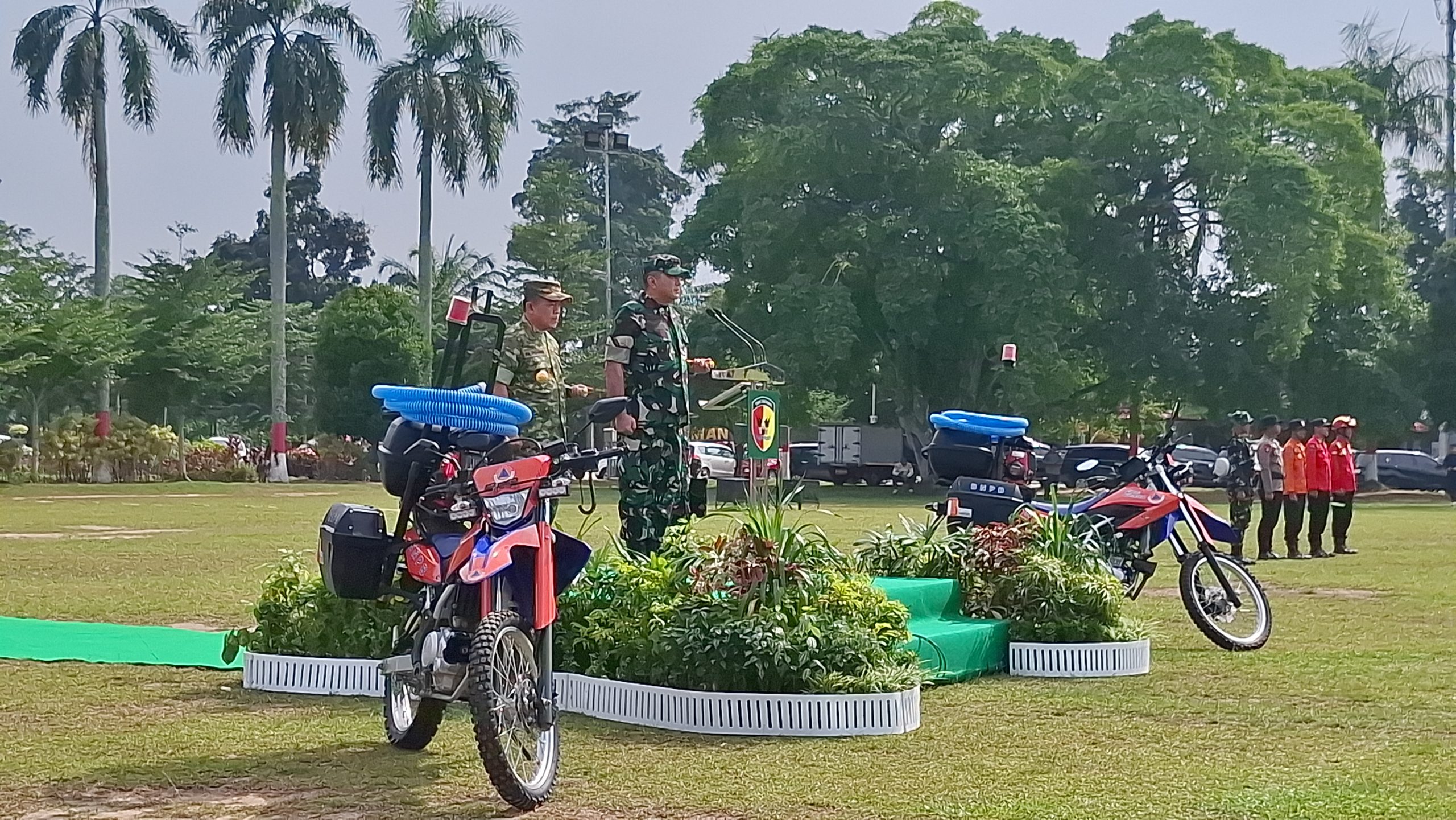 Gubernur Jambi, Al Haris mendampingi Pangdam XX Tuanku Imam Bonjol, Mayjen TNI Arief Gajah Mada memimpin apel kesiapsiagaan latihan lapangan penanggulangan bencana Karhutla