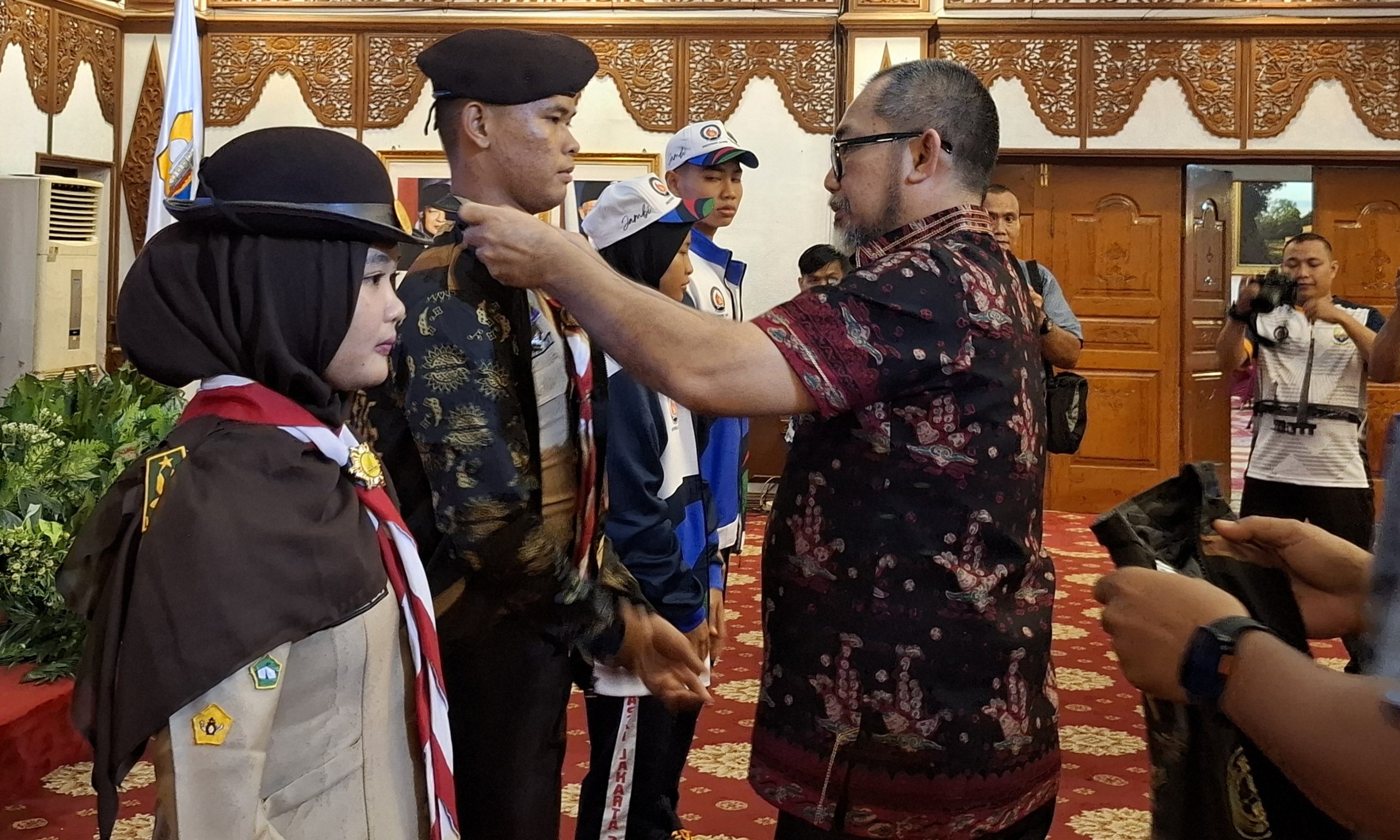 20251030_203325 Sekretaris Daerah Provinsi Jambi, Sudirman melepas kontingen POPNAS, PEPAPERNAS, dan Peransaka