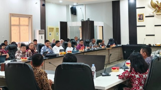 Ketua DPRD Provinsi Jambi, M Hafiz Fattah terima audiensi Asosiasi Honorer Provinsi Jambi