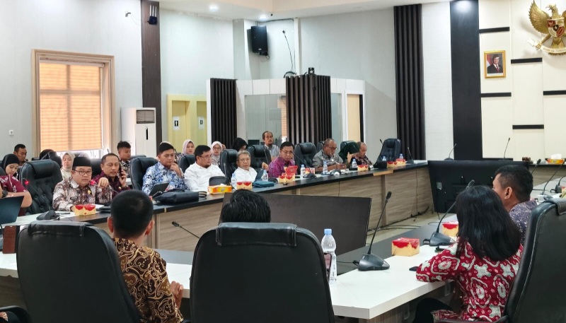 Ketua DPRD Provinsi Jambi, M Hafiz Fattah terima audiensi Asosiasi Honorer Provinsi Jambi