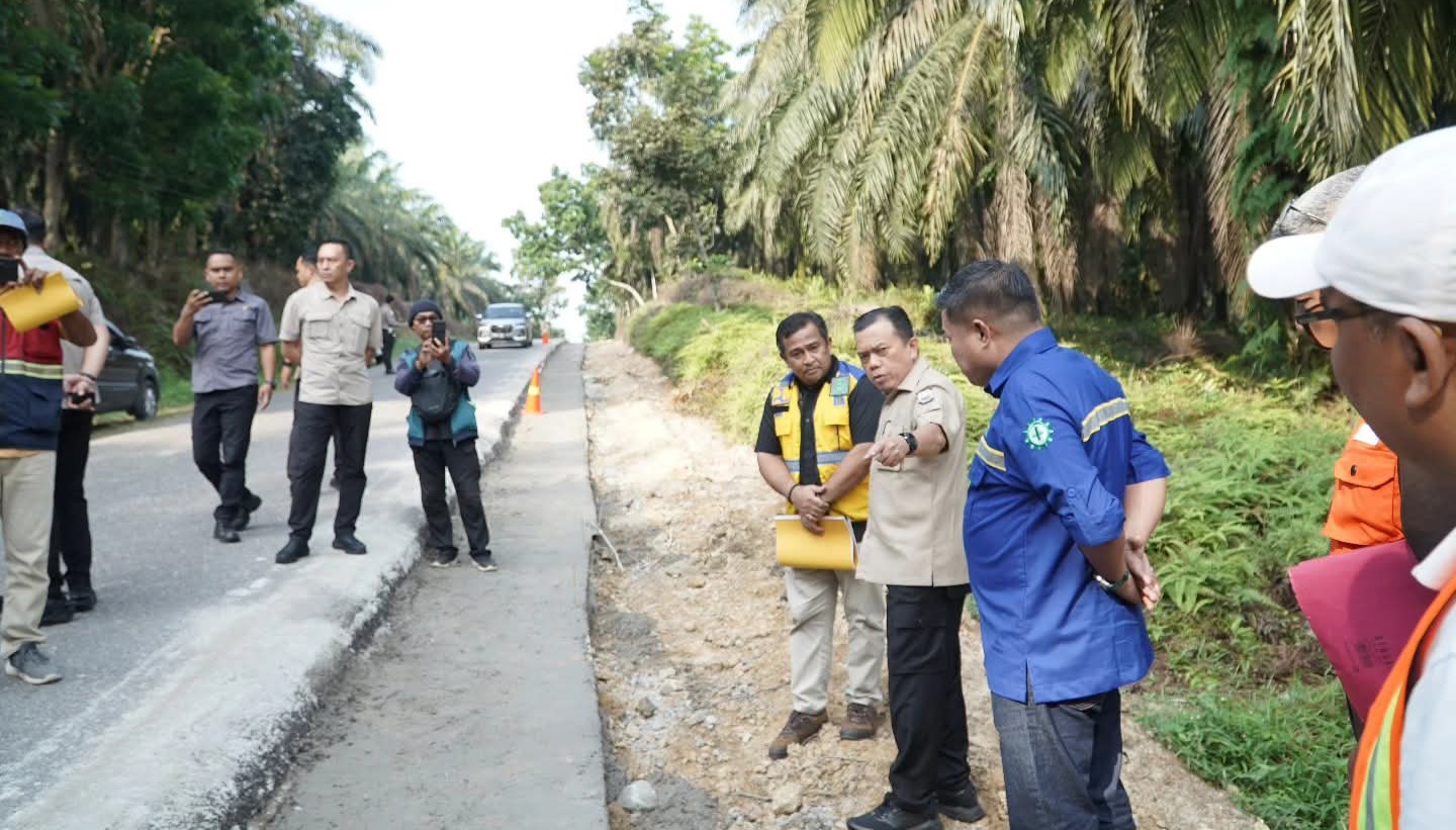 Gubernur Jambi Al Haris didampingi Kepala Dinas PUPR Provinsi Jambi tinjau proyek jalan ness
