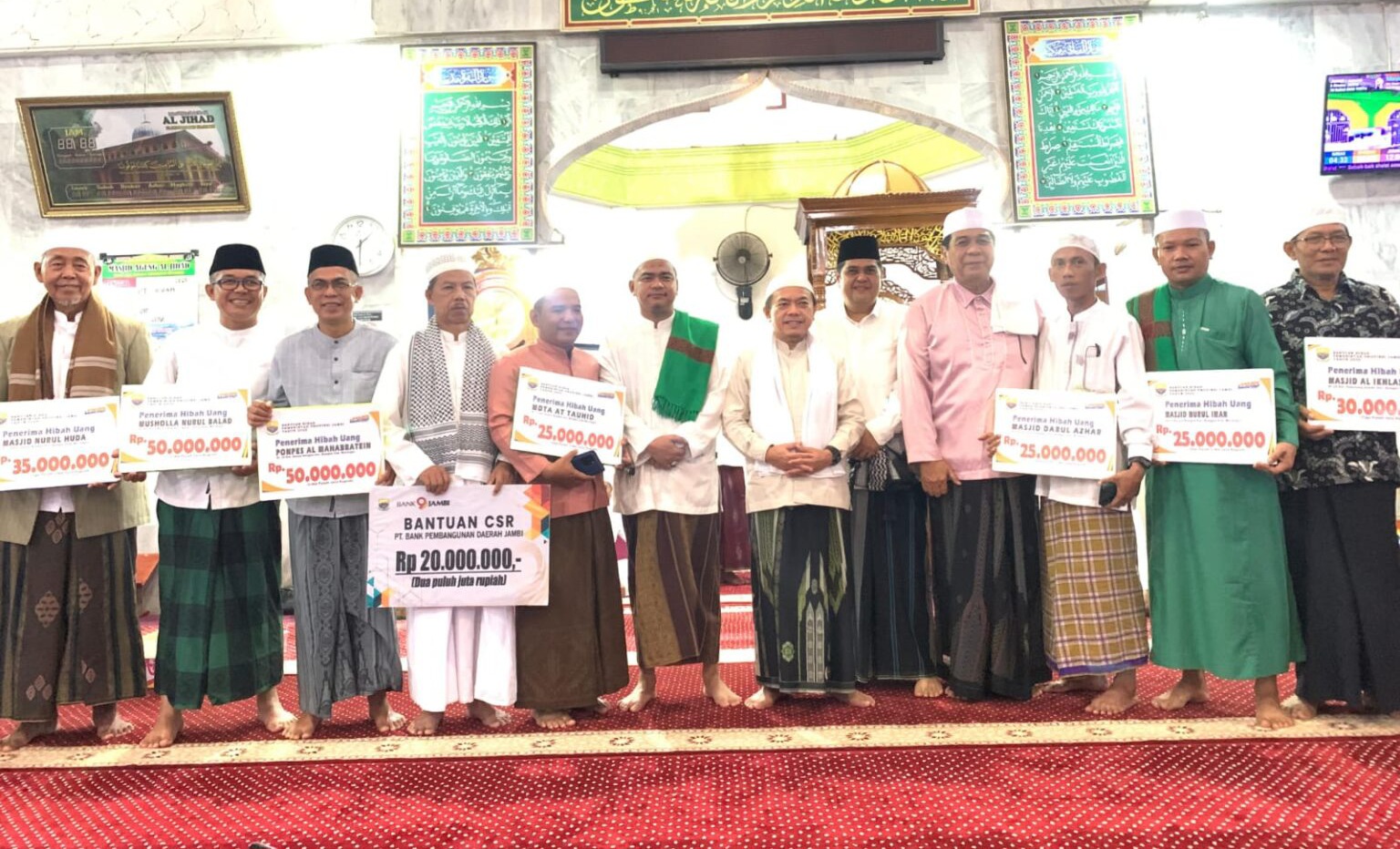 Gubernur Al Haris dan Bank Jambi serahkan bantuan untuk masjid dan pondok pesantren di Merangin