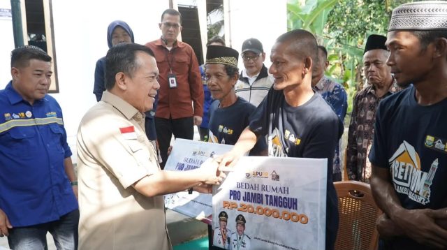 Gubernur Jambi Al Haris resmikan program bedah rumah Pro Jambi Tangguh 2025