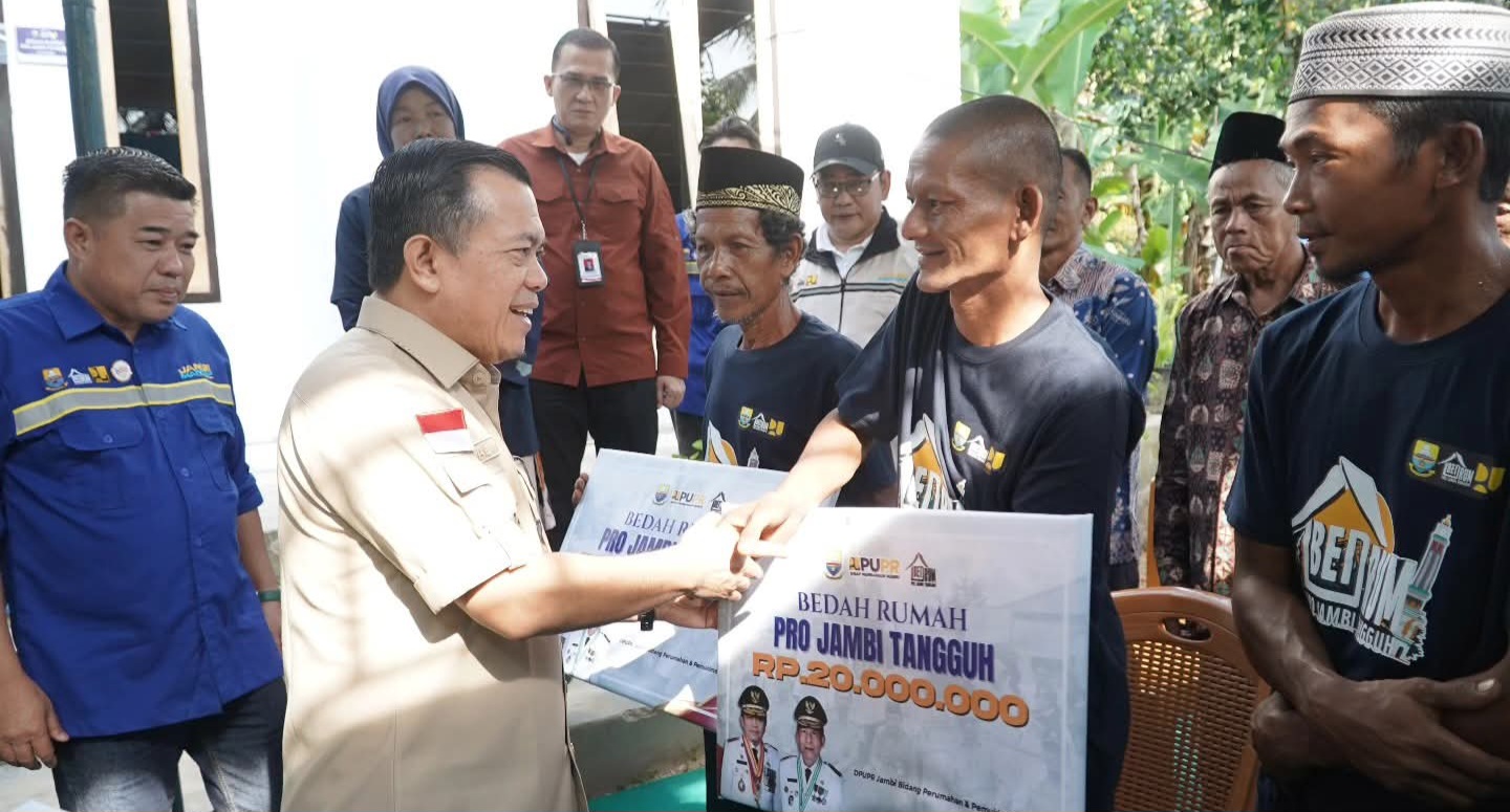 Gubernur Jambi Al Haris resmikan program bedah rumah Pro Jambi Tangguh 2025