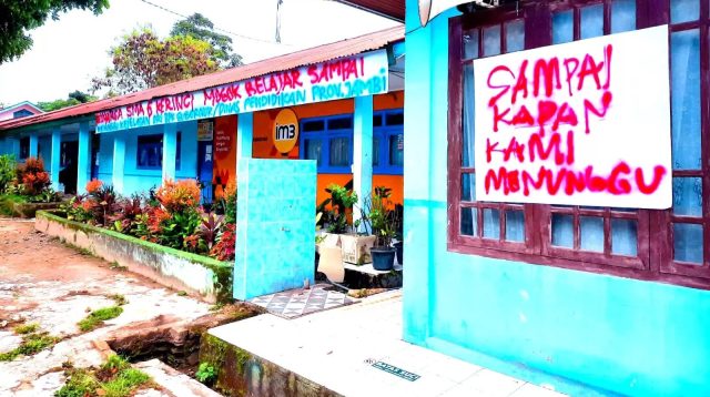 Aksi protes siswa dan guru SMAN 6 Kerinci (poto: metrojambi.com)