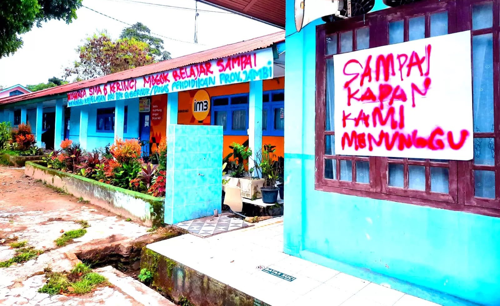 Aksi protes siswa dan guru SMAN 6 Kerinci (poto: metrojambi.com)