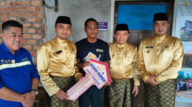 Gubernur Jambi Al Haris didampingi Bupati dan Ketua DPRD Tebo, serta Kadis PUPR Provinsi Jambi menyerahkan bantuan bedah rumah