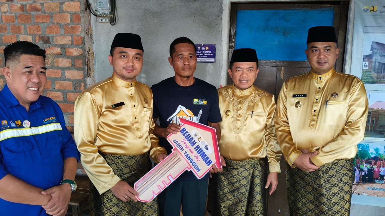 Gubernur Jambi Al Haris didampingi Bupati dan Ketua DPRD Tebo, serta Kadis PUPR Provinsi Jambi menyerahkan bantuan bedah rumah