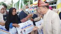 Gubernur Jambi Al Haris serahkan bantuan bedah rumah melalui program Pro Jambi Tangguh di Kabupaten Tanjung Jabung Timur
