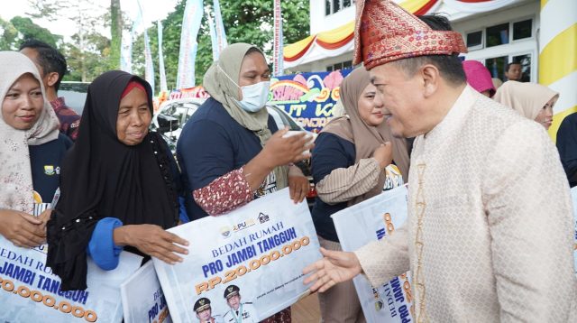 Gubernur Jambi Al Haris serahkan bantuan bedah rumah melalui program Pro Jambi Tangguh di Kabupaten Tanjung Jabung Timur