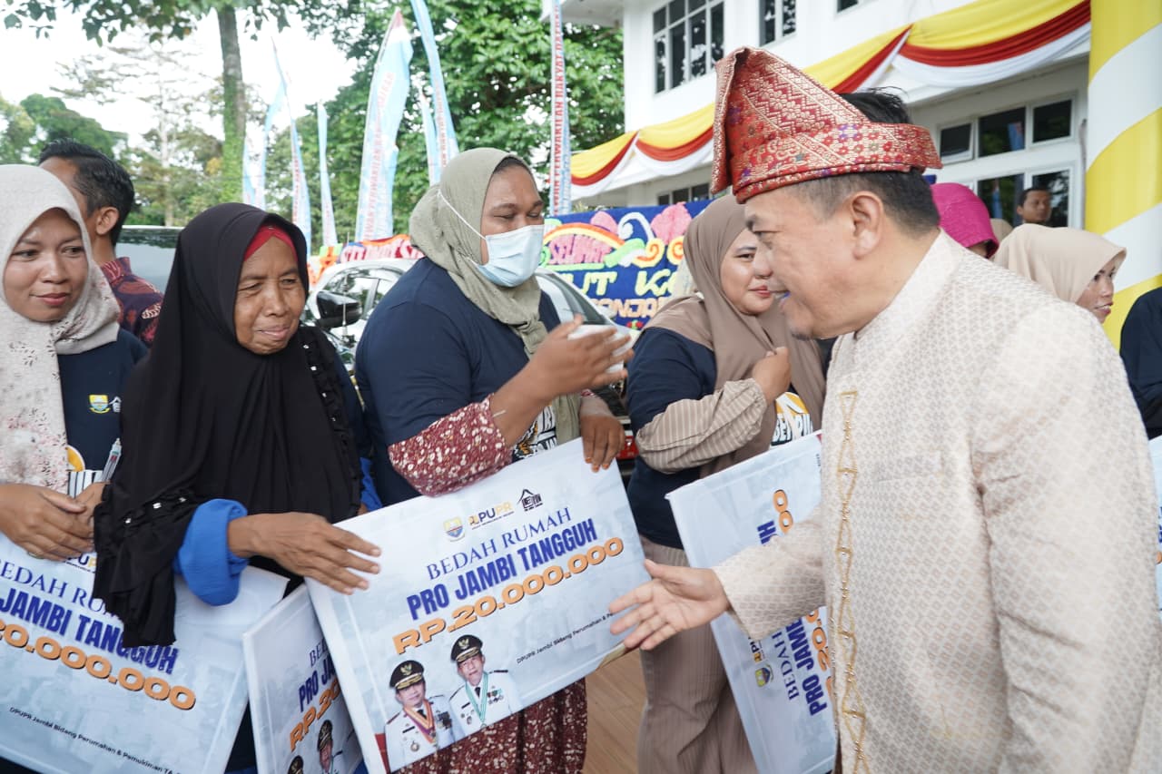 Gubernur Jambi Al Haris serahkan bantuan bedah rumah melalui program Pro Jambi Tangguh di Kabupaten Tanjung Jabung Timur