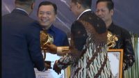 Gubernur Jambi Al Haris menerima penghargaan Anugerah Kebudayaan Indonesia dari Menteri Kebudayaan, Fadli Zon