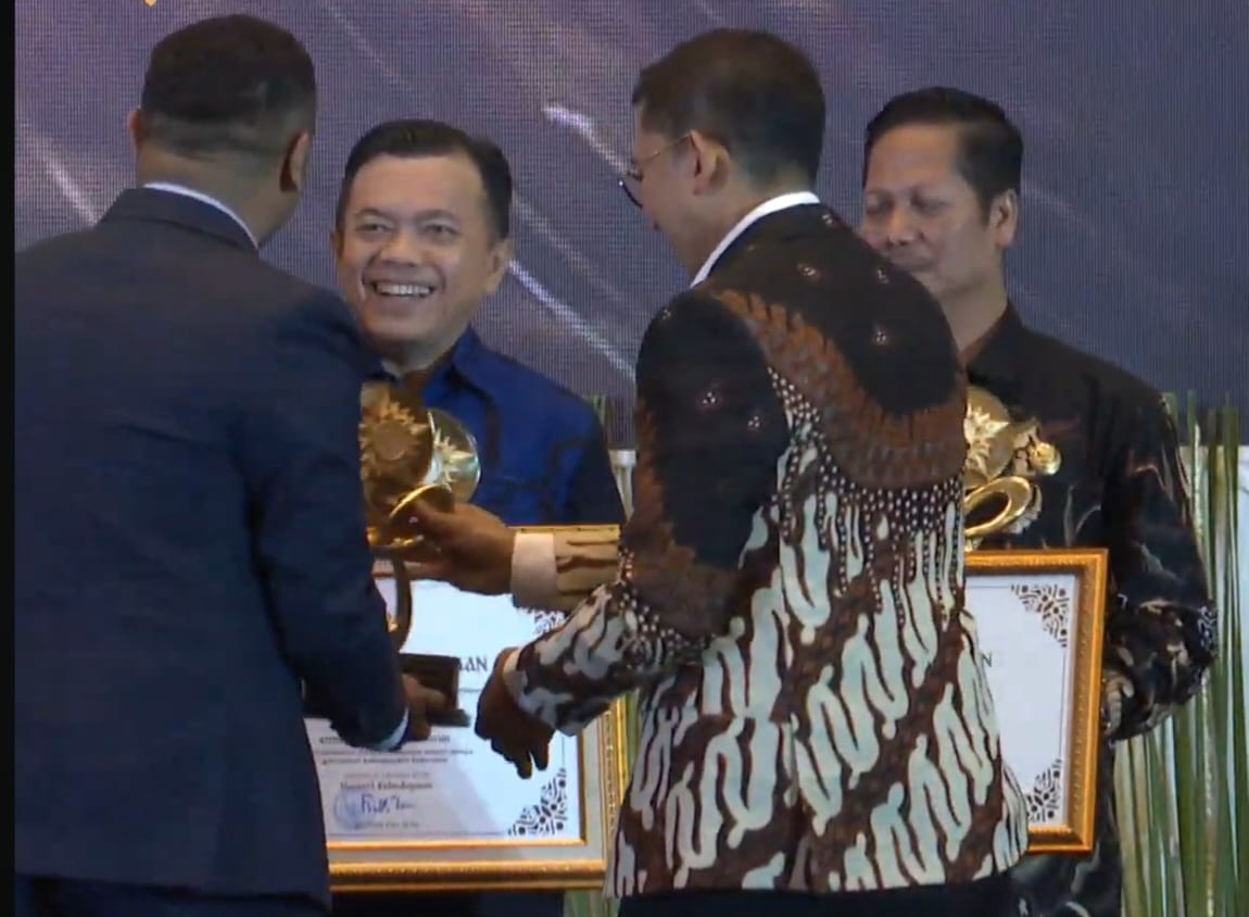 Gubernur Jambi Al Haris menerima penghargaan Anugerah Kebudayaan Indonesia dari Menteri Kebudayaan, Fadli Zon