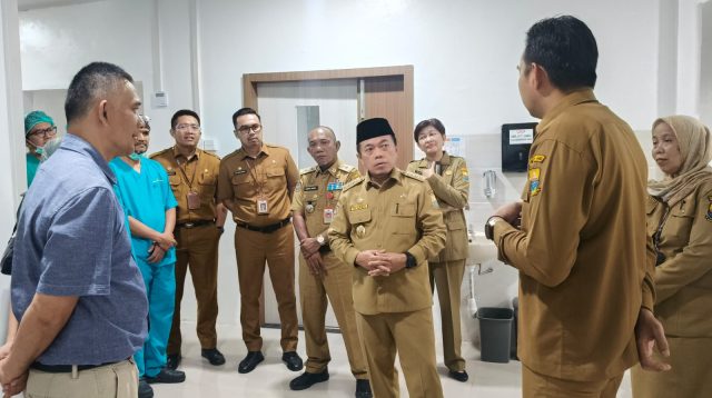 IMG-20251027-WA0017 Gubernur Jambi Al Haris tinjau alat pelaksanaan operasi jantung di RSUD Raden Mattaher Jambi