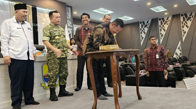 IMG-20251030-WA0008 Bupati Kerinci, Monadi menghadiri kegiatan launching dan penandatanganan komitmen Pembangunan Kependudukan dan Rencana Aksi Daerah Grand Design Pembangunan Kependudukan (GDPK) Provinsi Jambi tahun 2025–2029