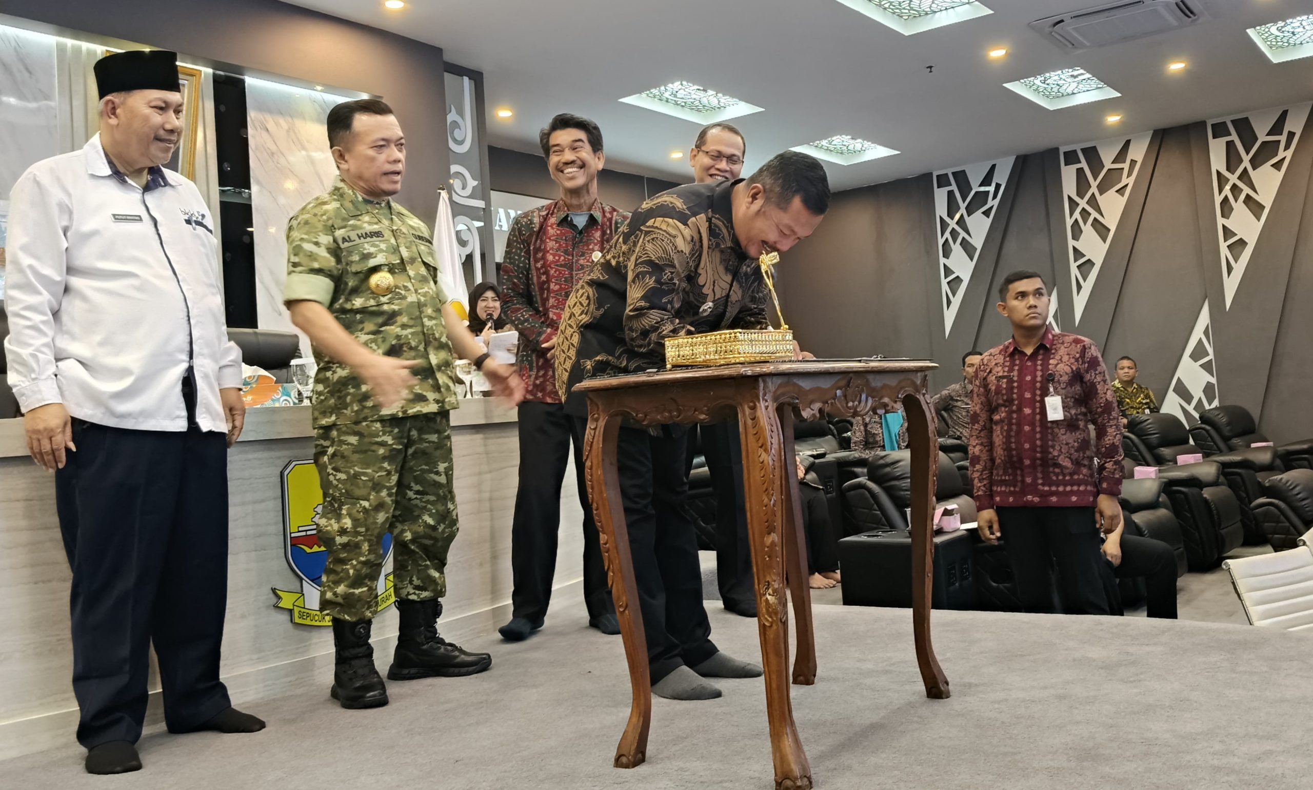 Bupati Kerinci, Monadi menghadiri kegiatan launching dan penandatanganan komitmen Pembangunan Kependudukan dan Rencana Aksi Daerah Grand Design Pembangunan Kependudukan (GDPK) Provinsi Jambi tahun 2025–2029