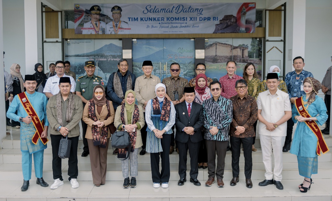 Ketua DPRD Provinsi Jambi, M Hafiz Fattah sambut kedatangan Komisi XII DPR RI