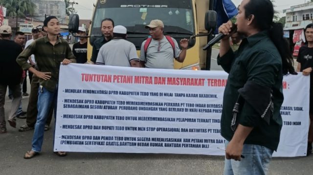 Screenshot_20251028_130617_WhatsApp Warga Tebo demi di kantor DPRD, minta HGU PT Tebo Indah dicabut