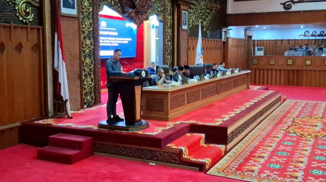Zulkifli Linus membacakan pandangan umum Fraksi PAN terhadap Ranperda APBD tahun 2026