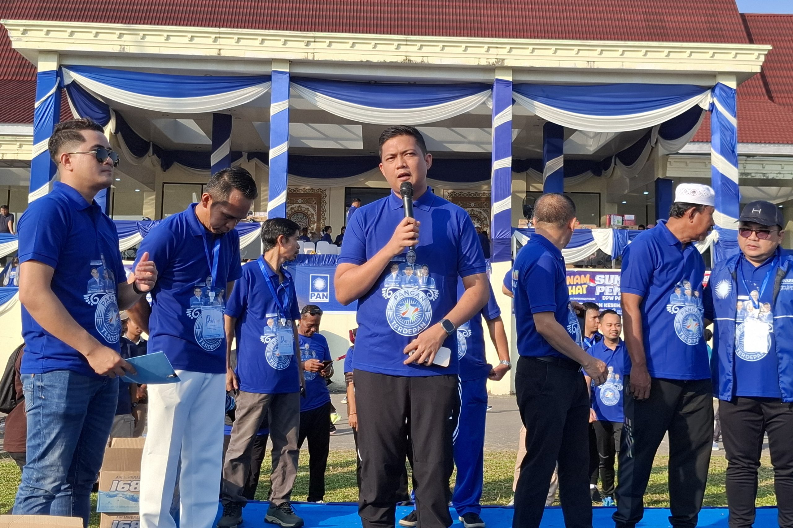 Ketua DPRD Provinsi Jambi, M Hafiz Fattah saat menghadiri senam sehat bersama warga Jambi