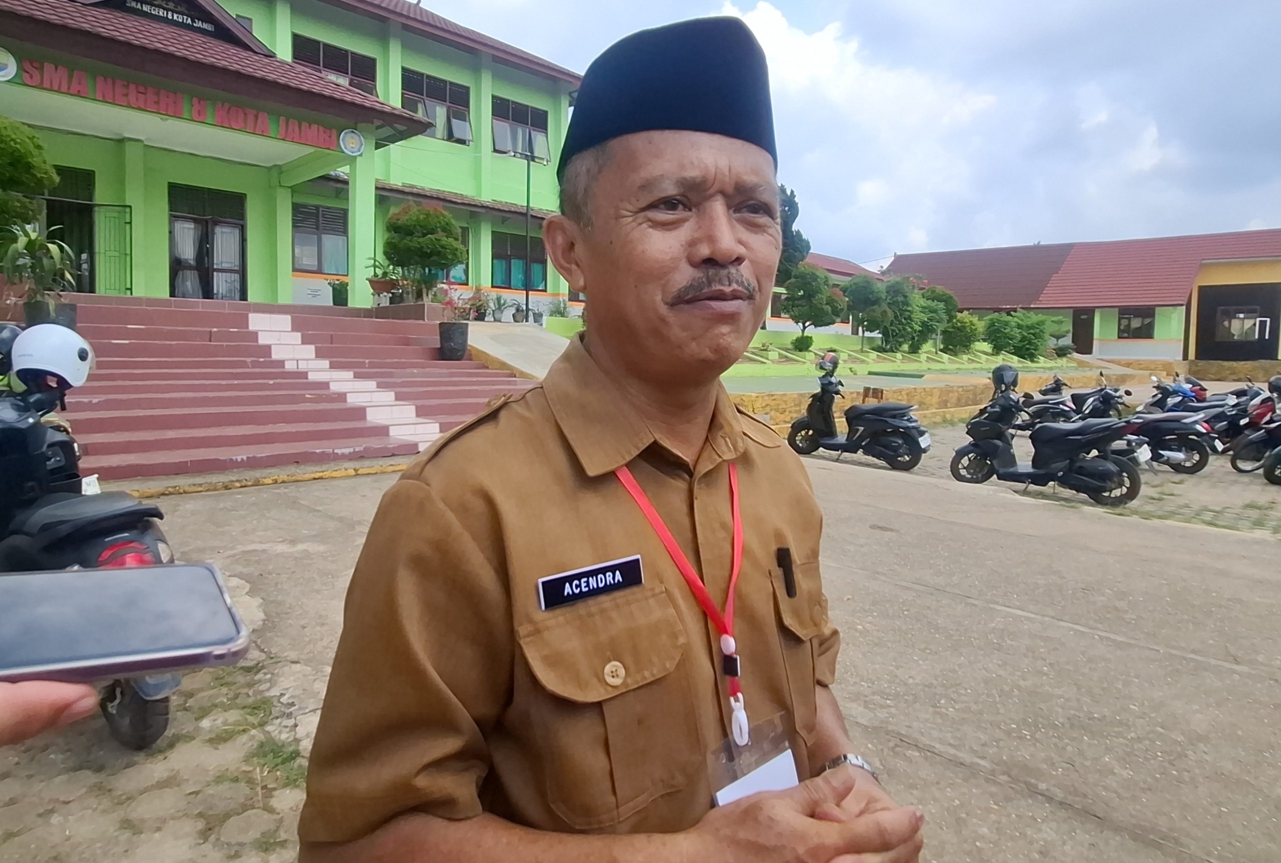 Kepala Sekolah SMA N 8 Kota Jambi, Acendra