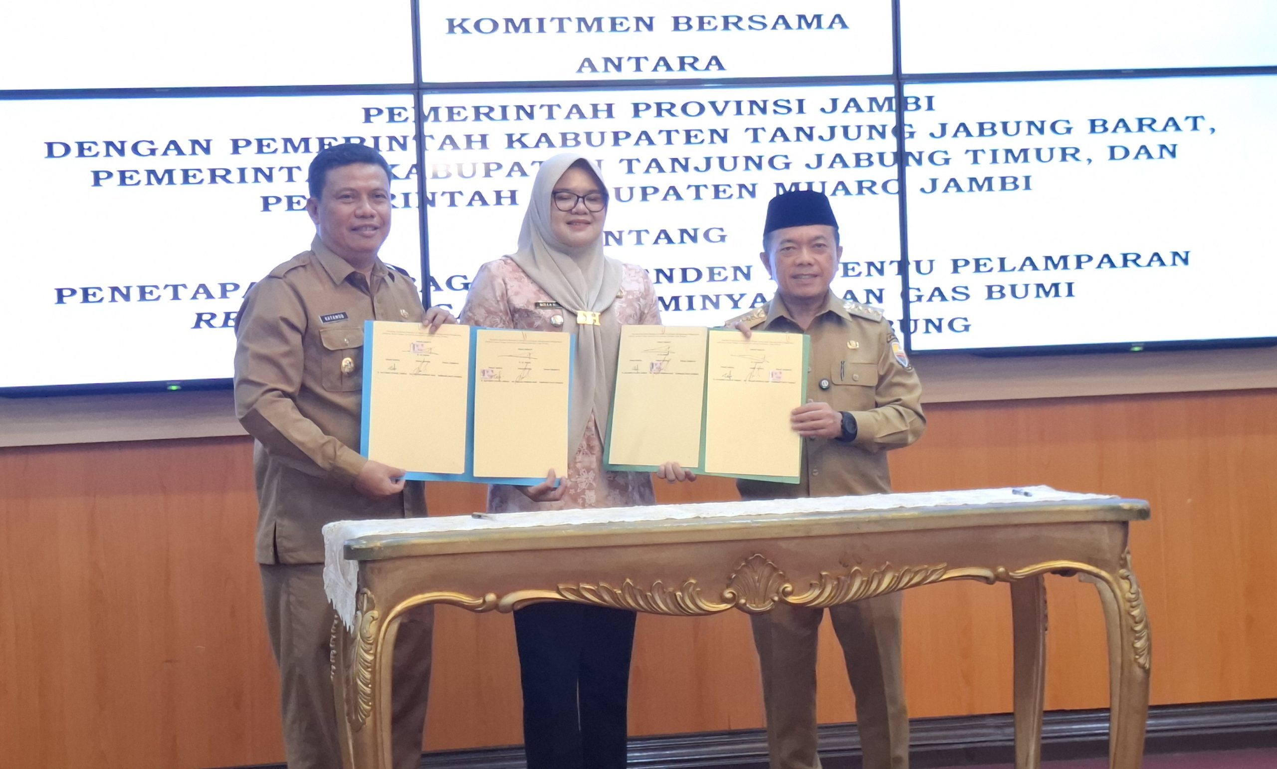 Gubernur Jambi, Al Haris bersama Bupati Tanjung Jabung Timur Dilla Hikmah (tengah) dan Wakil Bupati Tanjung Jabung Barat (kiri)