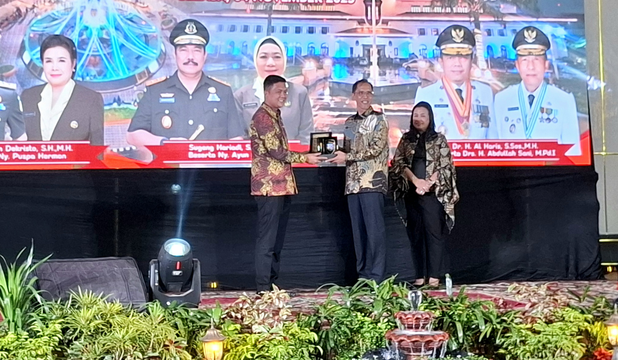 Ketua DPRD Provinsi Jambi, M Hafiz Fattah bersama Hermon Dekristo 
