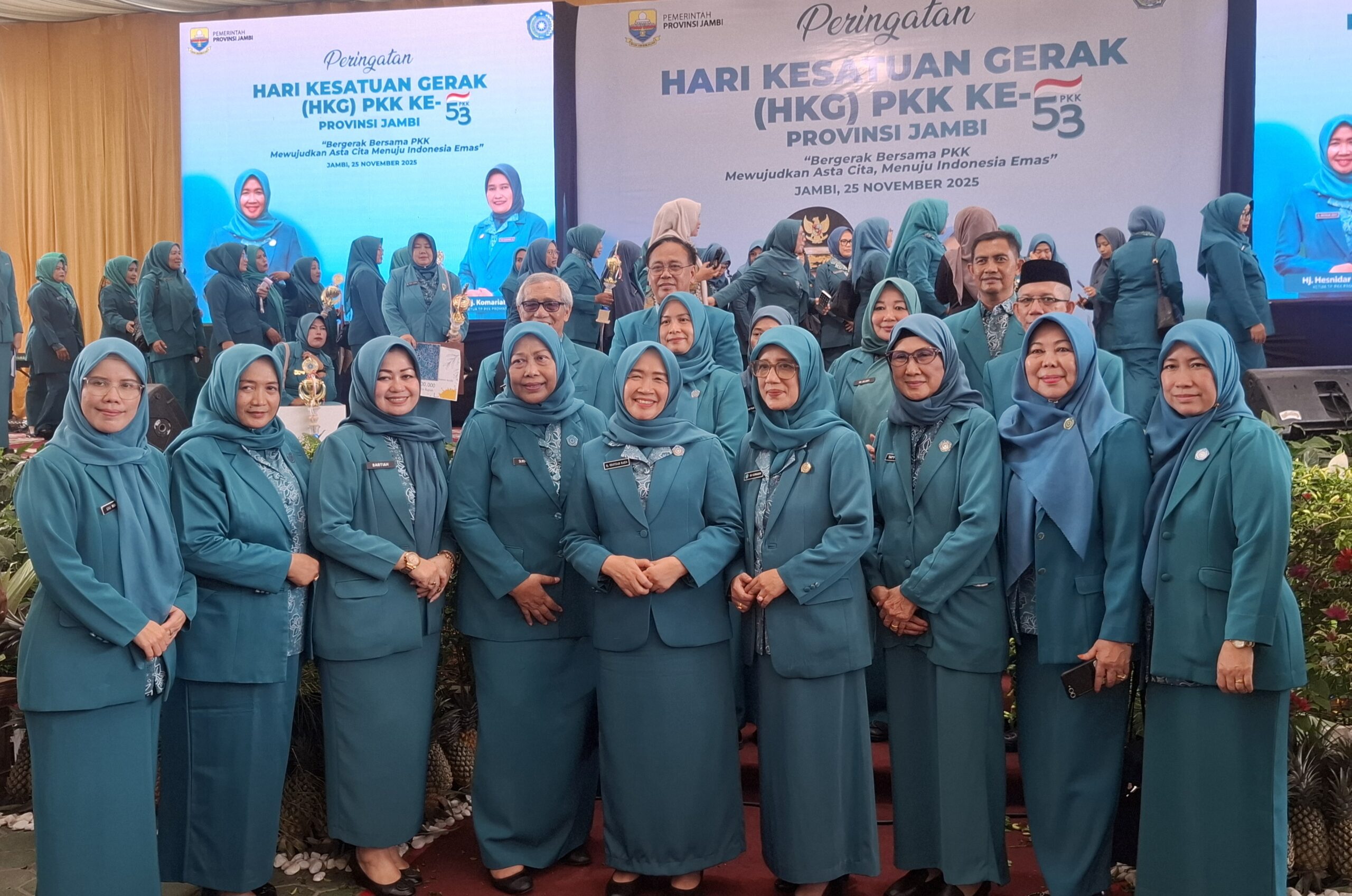 Ketua TP PKK Provinsi Jambi, Hesnidar Haris bersama pengurus