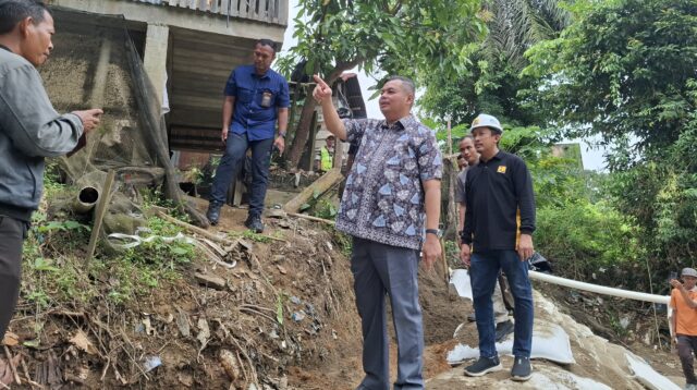 Kemas Faried Alfarelly tinjau pembangunan Geobag tanggul di Kelurahan Buluran Kenali