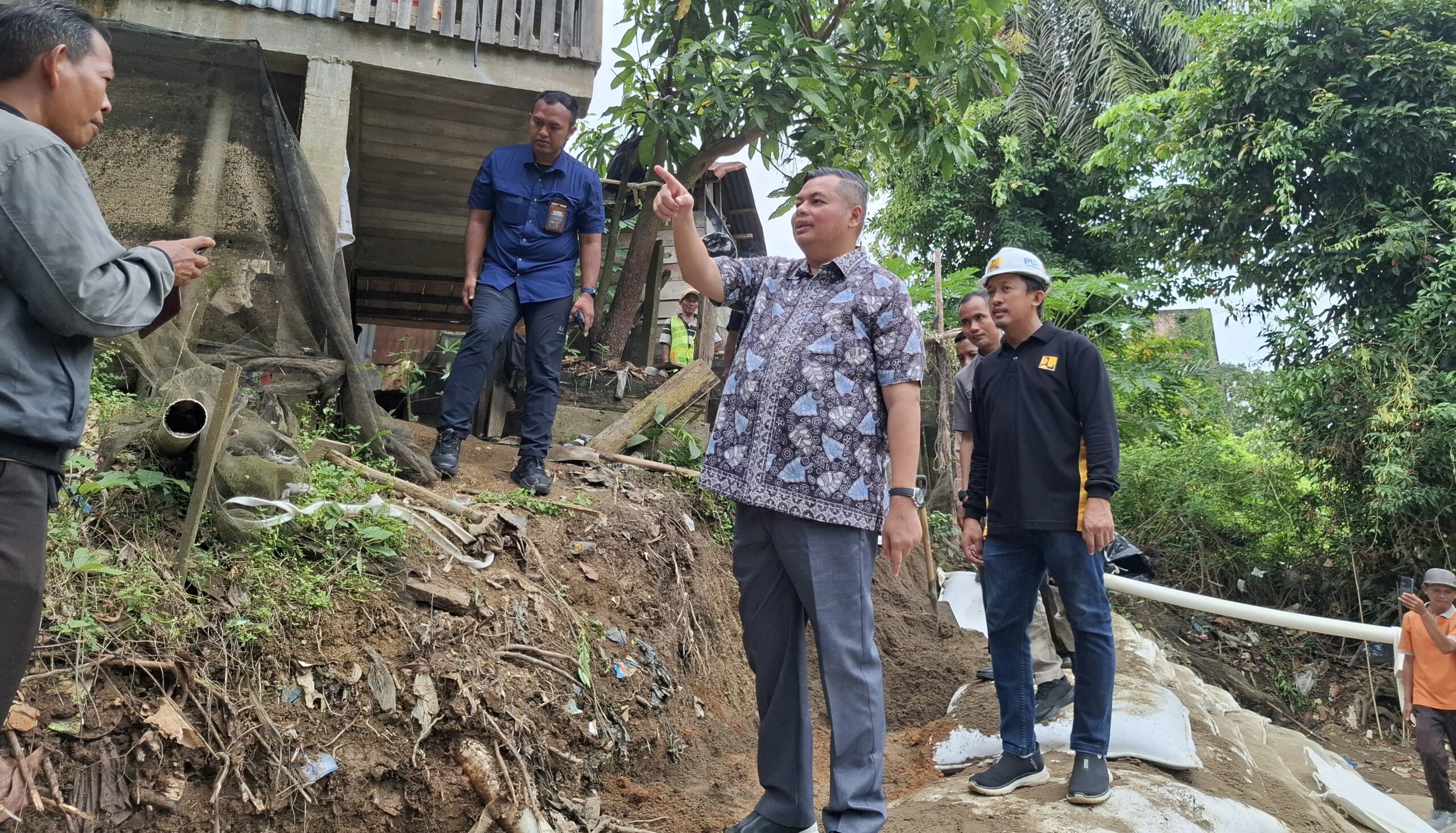 Kemas Faried Alfarelly tinjau pembangunan Geobag tanggul di Kelurahan Buluran Kenali