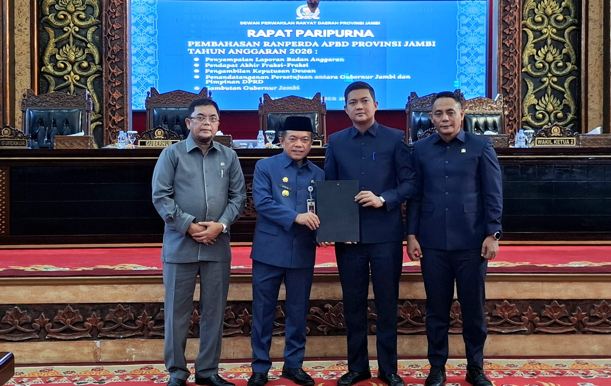 Pimpinan DPRD dan Gubernur Jambi menandatangani Perda APBD tahun 2026