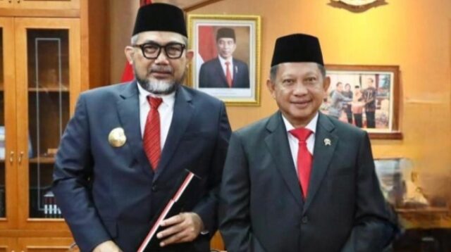 Menteri Dalam Negeri, M Tito Karnavian (kanan) bersama Sekda Provinsi Jambi, Sudirman (kiri)