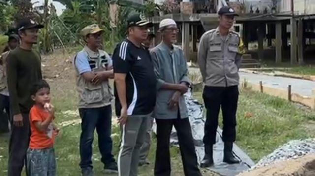 Kemas Faried Alfarelly meninjau pelaksanaan program kampung bahagia