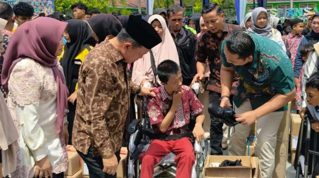 Gubernur Jambi Al Haris serahkan bantuan Dumisake di Kabupaten Merangin