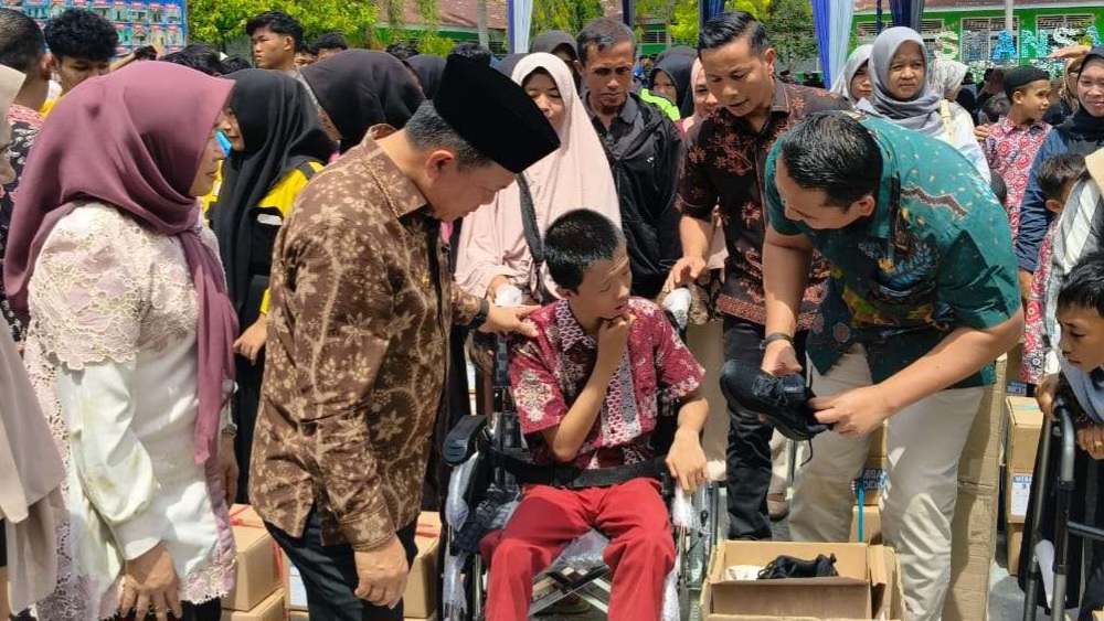 Gubernur Jambi Al Haris serahkan bantuan Dumisake di Kabupaten Merangin